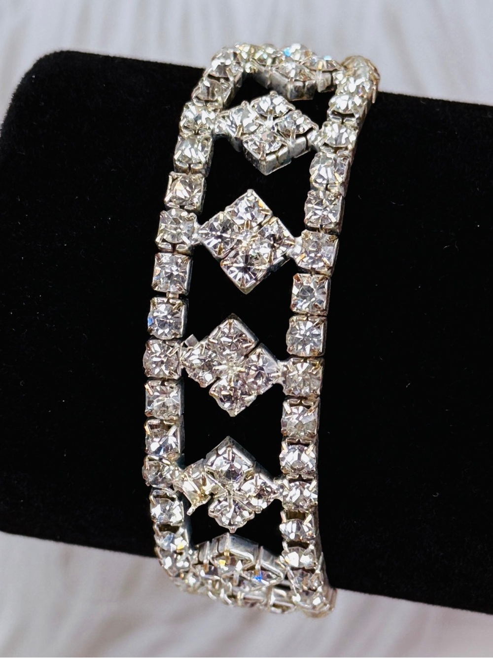 Vintage aged, Silvertone clear bling dressy stretch bracelet